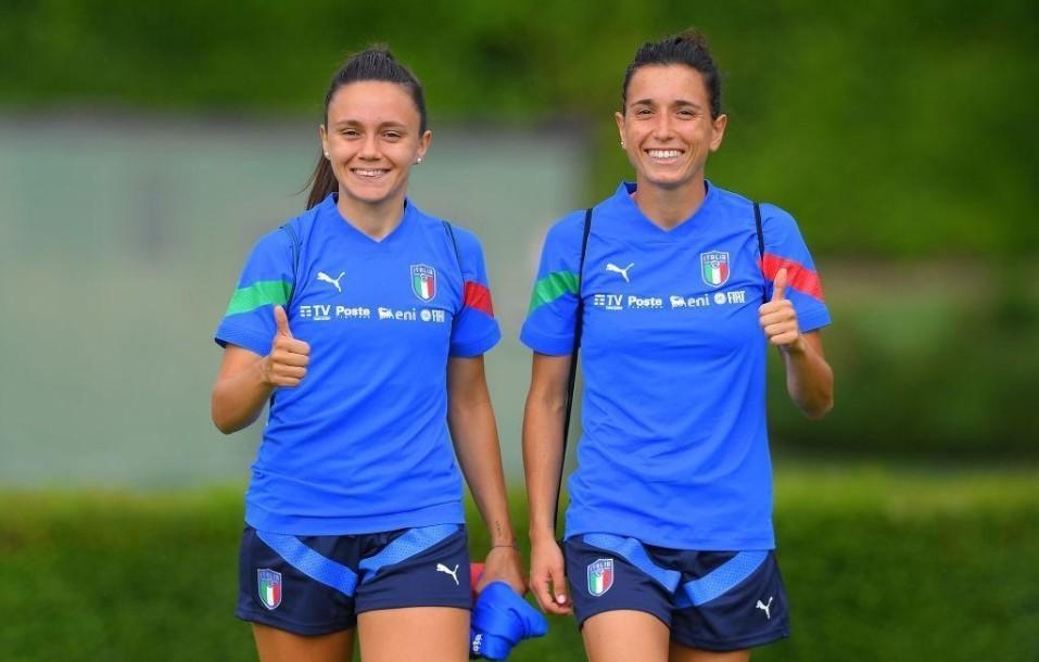 Serturini e Di Guglielmo dal ritiro delle azzurre (Getty Images)