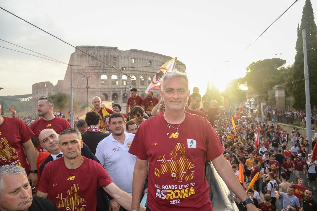 José Mourinho sul pulman scoperto per i festeggiamenti della Conference (Getty Images)