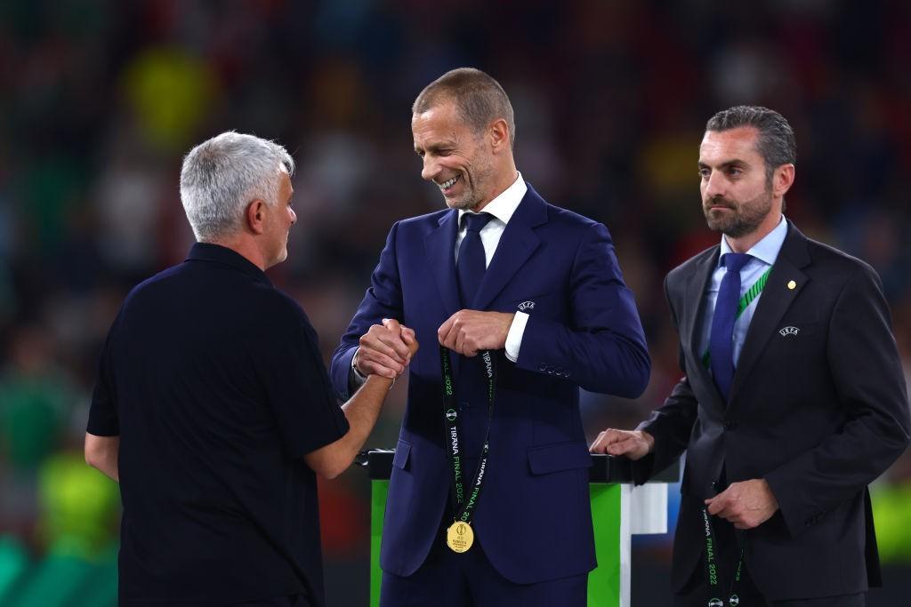 José Mourinho e Ceferin durante una premiazione