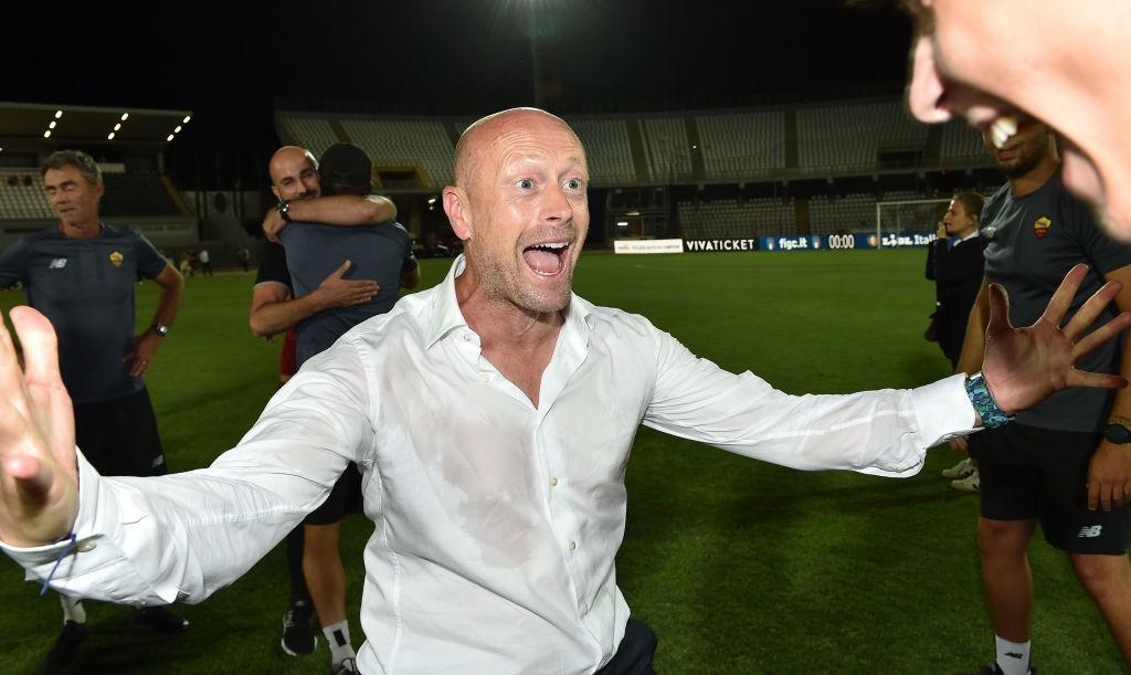 Gianluca Falsini festeggia lo Scudetto vinto con l'Under  16 (Getty Images)