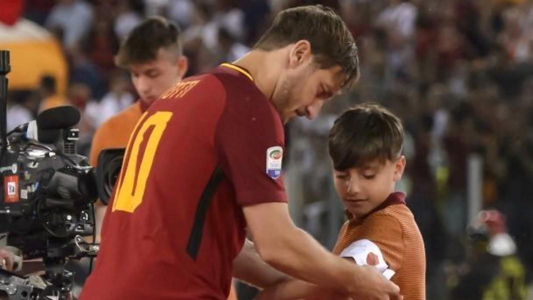 Totti che dona la fascia da Capitano ad Almaviva, di Mancini