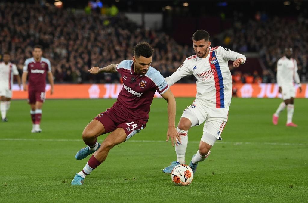 Houssem Aouar con la maglia del Lione