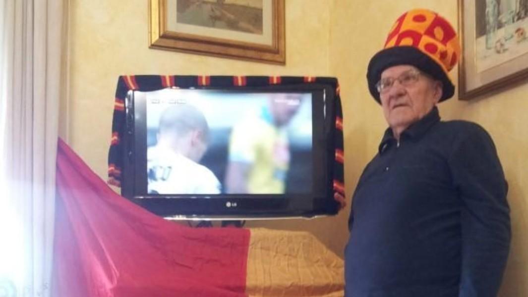 Giovanni Rosellini, 100 anni compiuti ieri, da sempre tifoso della Roma, davanti alla tv pronto a tifare per la squadra giallorossa