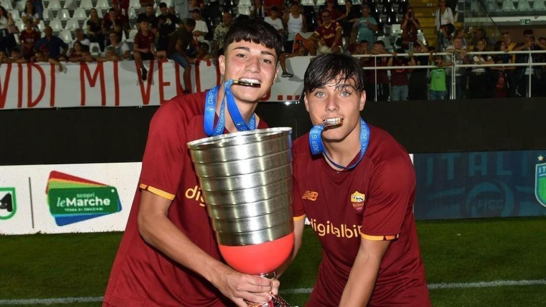 Marco Litti (a sinistra) e Mattia Almaviva festeggiano con coppa e medaglie lo scudetto vinto contro il Milan (Getty Images)