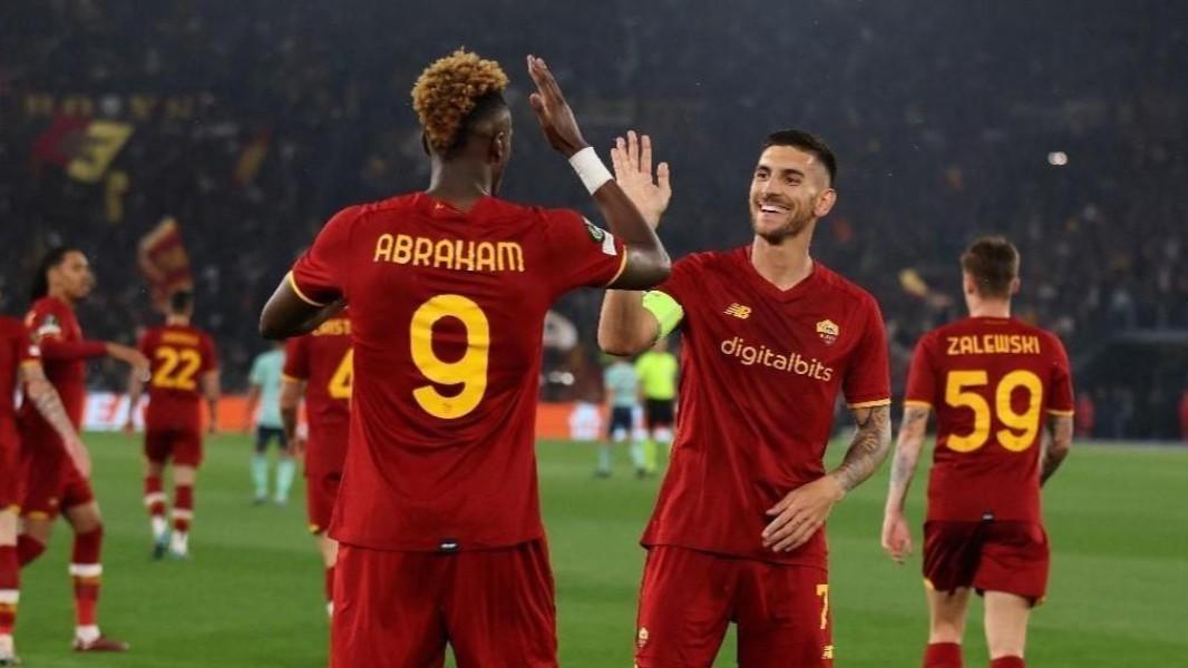 Lorenzo Pellegrini festeggia con Tammy Abraham dopo il gol dell’inglese nella semifinale contro il Leicester (AS Roma via Getty Images)