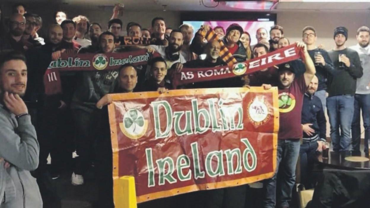 Un’immagine di alcuni membri del Roma Club Dublino nel loro pub di “adozione” nel cuore dell’Irlanda, con  il classico striscione che portano anche allo Stadio Olimpico