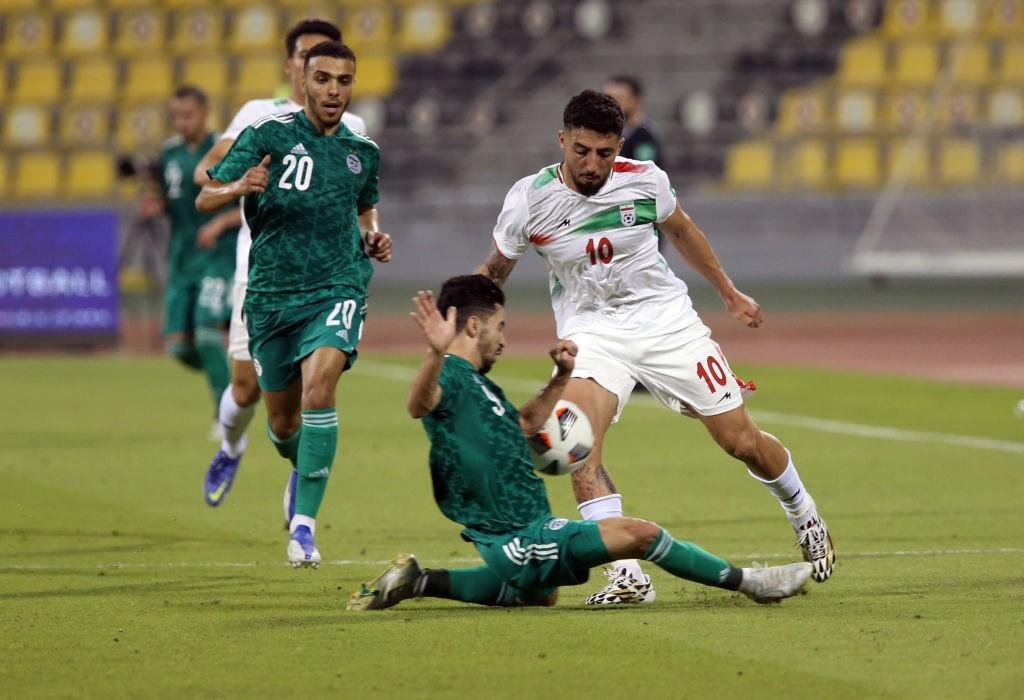 Akim Zedadka in scivolata con la maglia dell'Algeria (Getty Images)