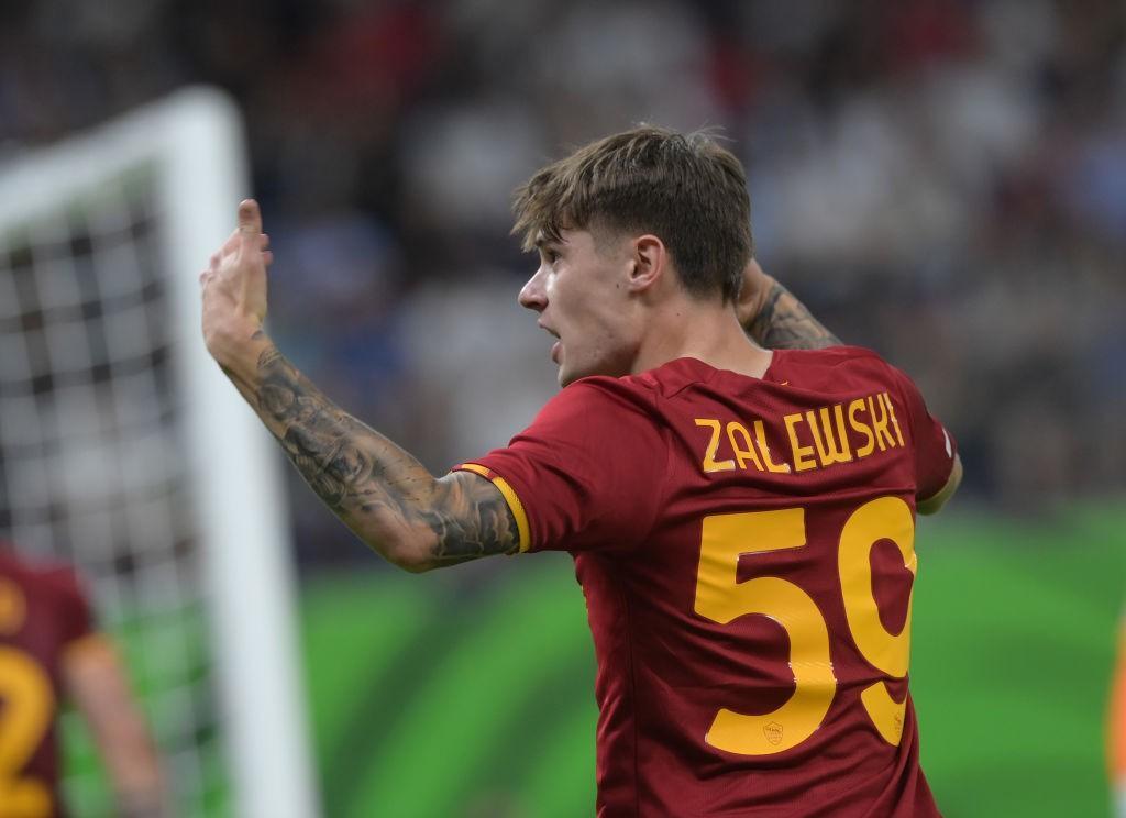 Nicola Zalewski con la maglia della Roma