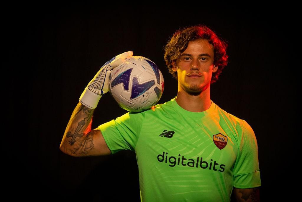 Svilar con indosso la maglia da portiere della Roma (As Roma via Getty Images)