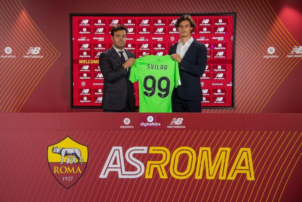 Tiago Pinto e Mile Svilar nella sala stampa di Trigoria (As Roma via Getty Images)