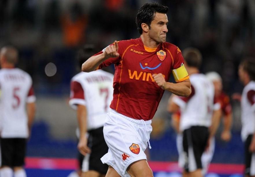 Christian Panucci con la maglia giallorossa e la fascia da capitano (Getty images)