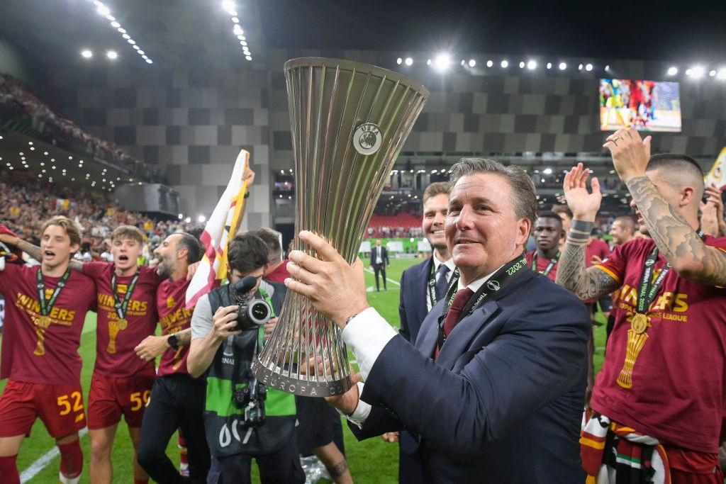 Dan Friedkin alza la Conference davanti al settore giallorosso a Tirana (As Roma via Getty Images)