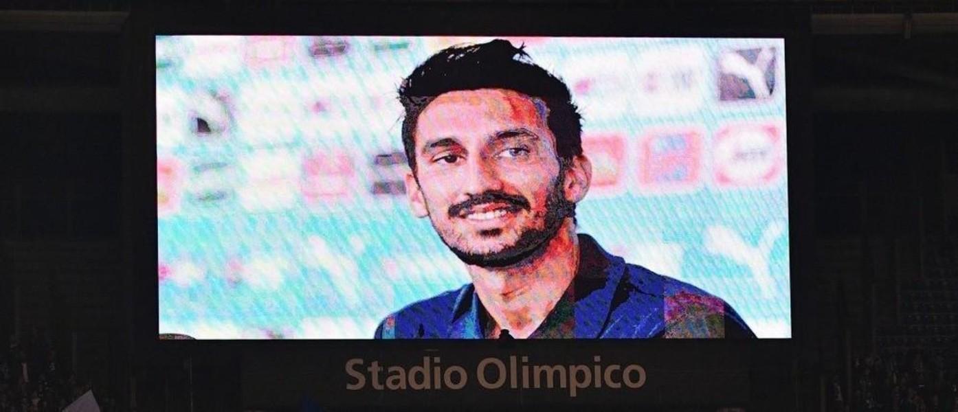 L'immagine di Astori proiettata durante il derby, di LaPresse