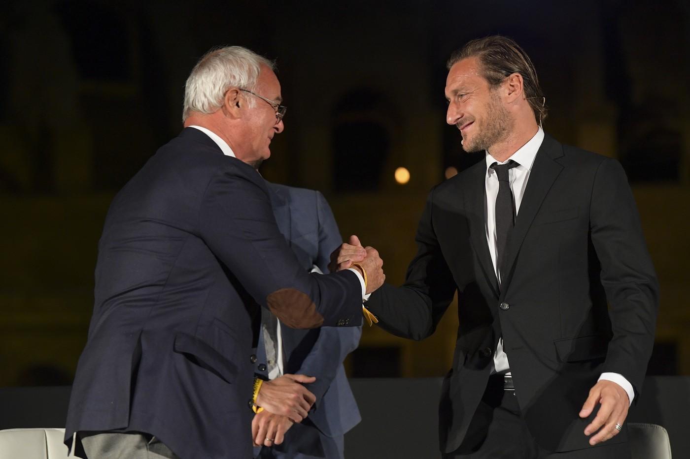 Francesco Totti in compagnia di Claudio Ranieri, di LaPresse
