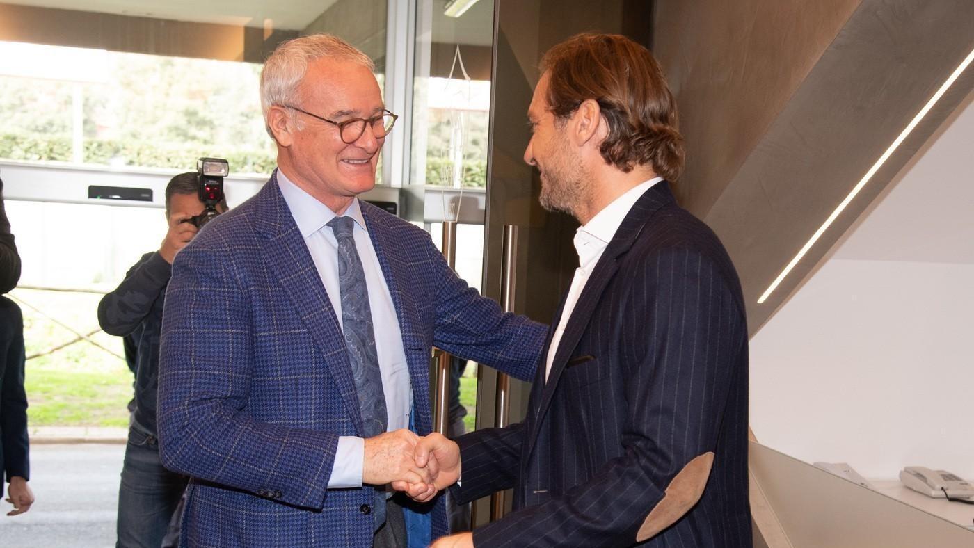 Stretta di mano tra Ranieri e Totti, di LaPresse