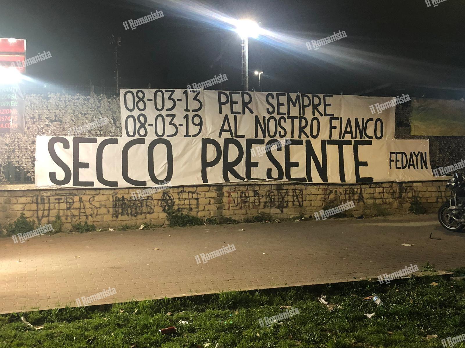 Lo striscione esposto a Piazza Mancini