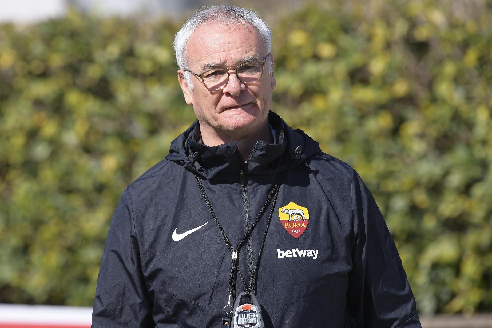 Claudio Ranieri mentre dirige l\'allenamento mattutino, di LaPresse