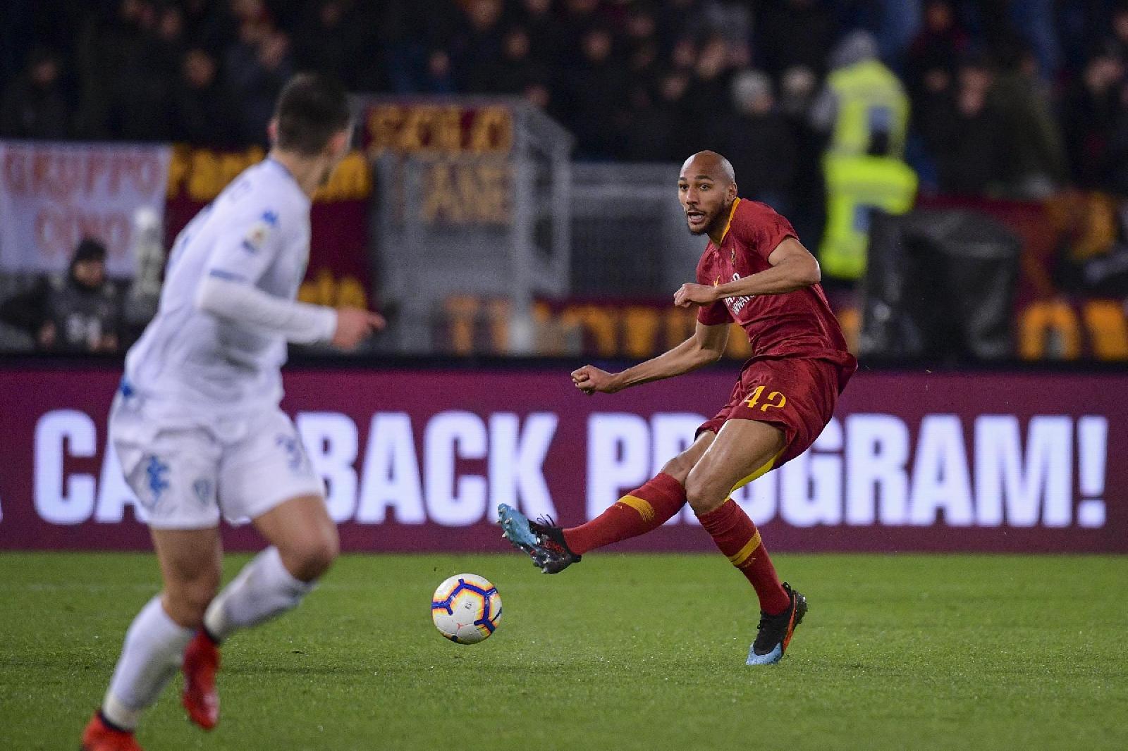 Steven Nzonzi in campo con la Roma, di LaPresse