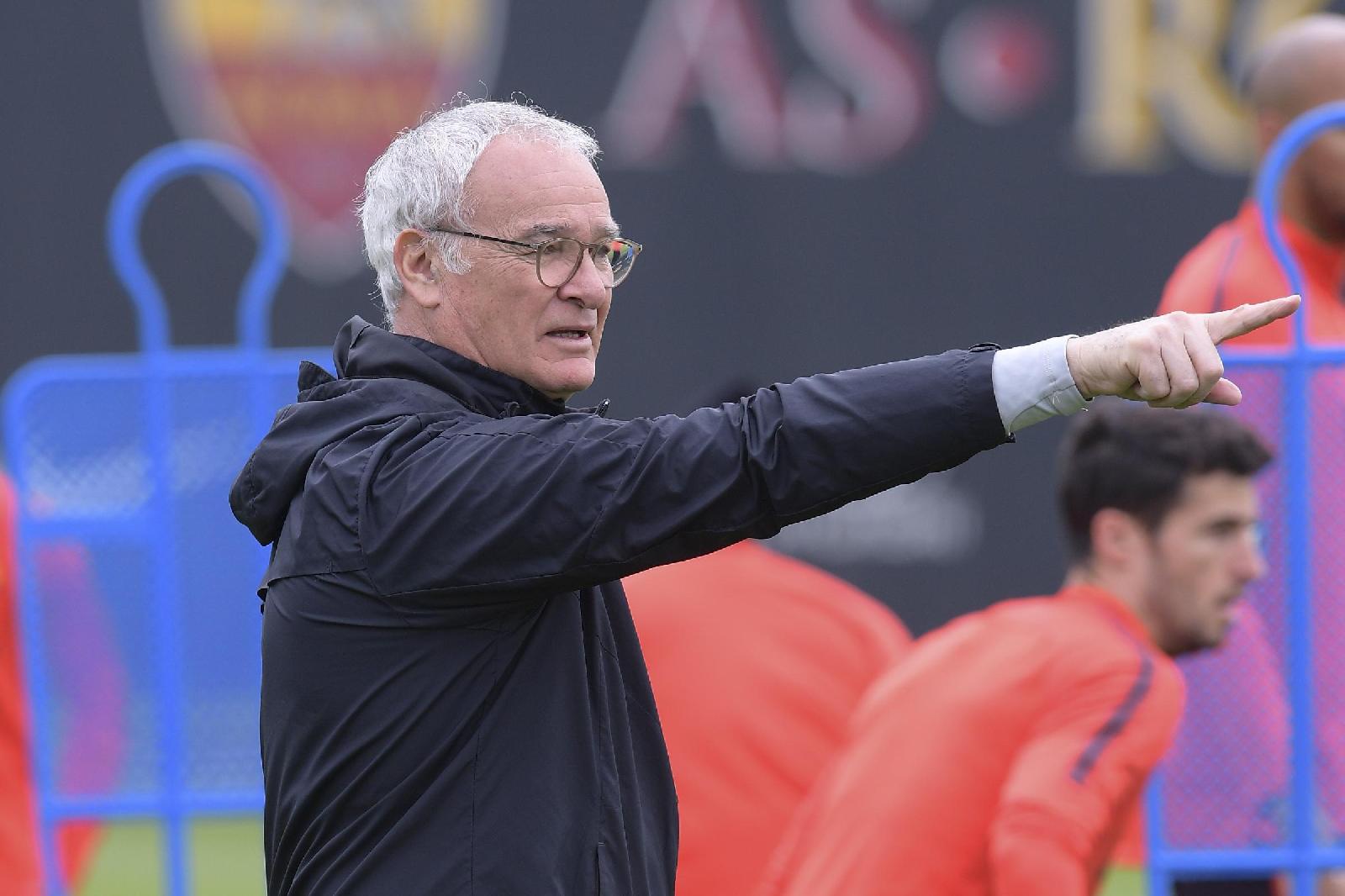 Claudio Ranieri dà indicazioni alla squadra