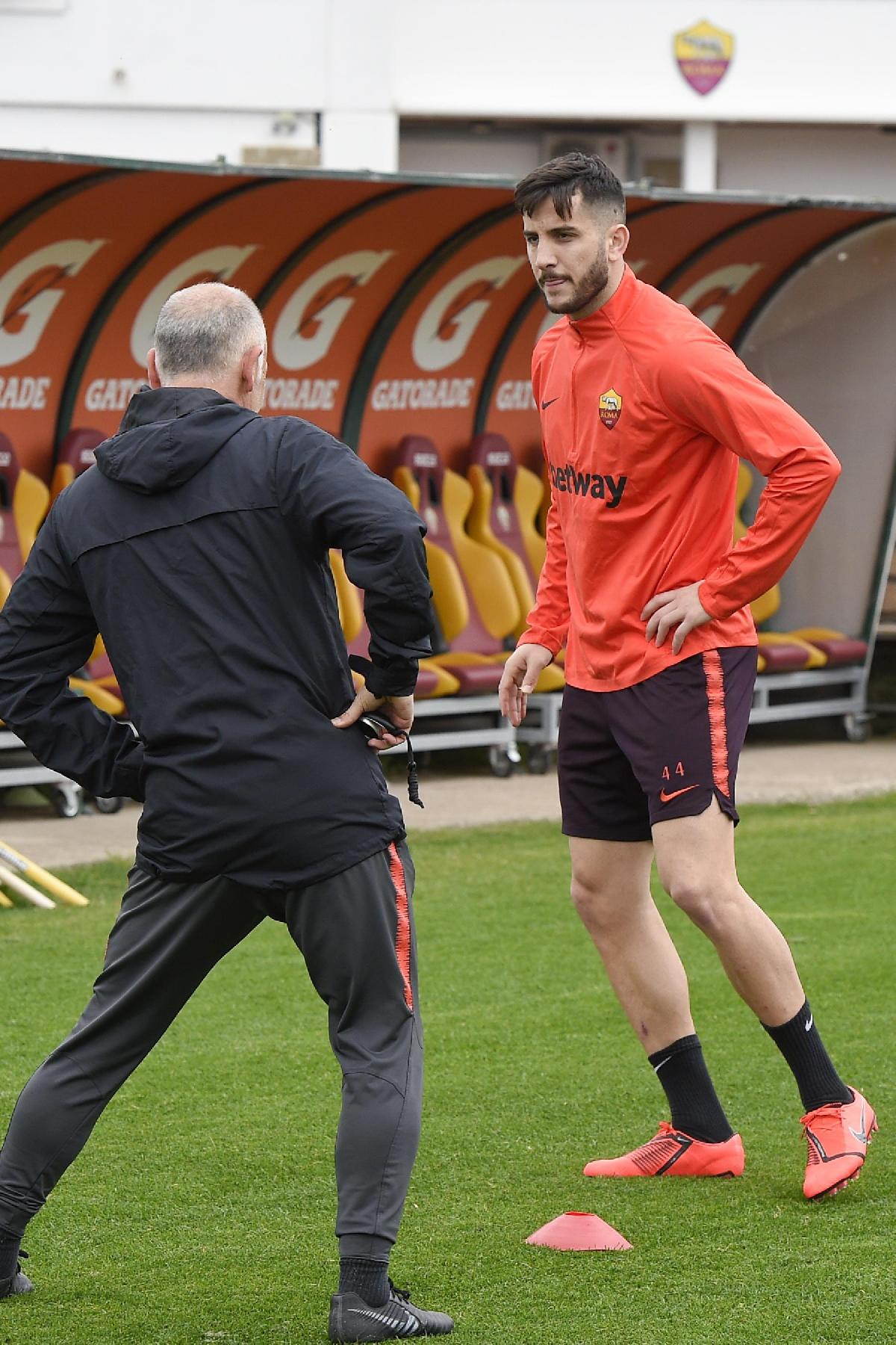 Manolas fa esercizi con un preparatore