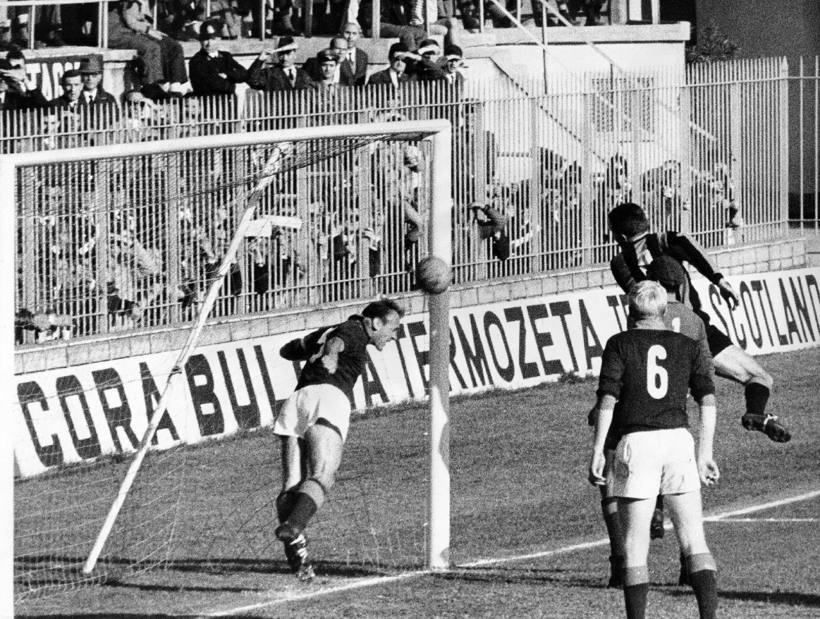 Giacomo Losi salva un pallone sulla linea in un Inter-Roma del 18-10-1964, di LaPresse