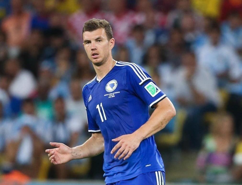 Edin Dzeko con la nazionale bosniaca, di LaPresse