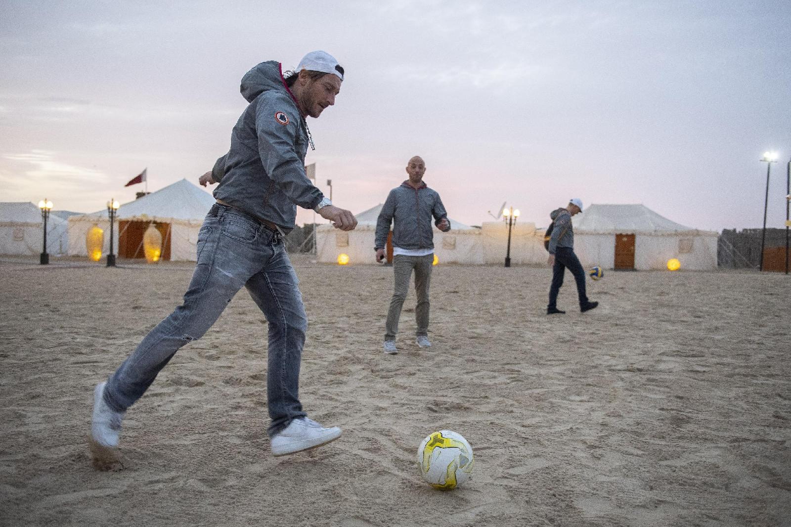 Totti gioca a calcio nel deserto, di LaPresse