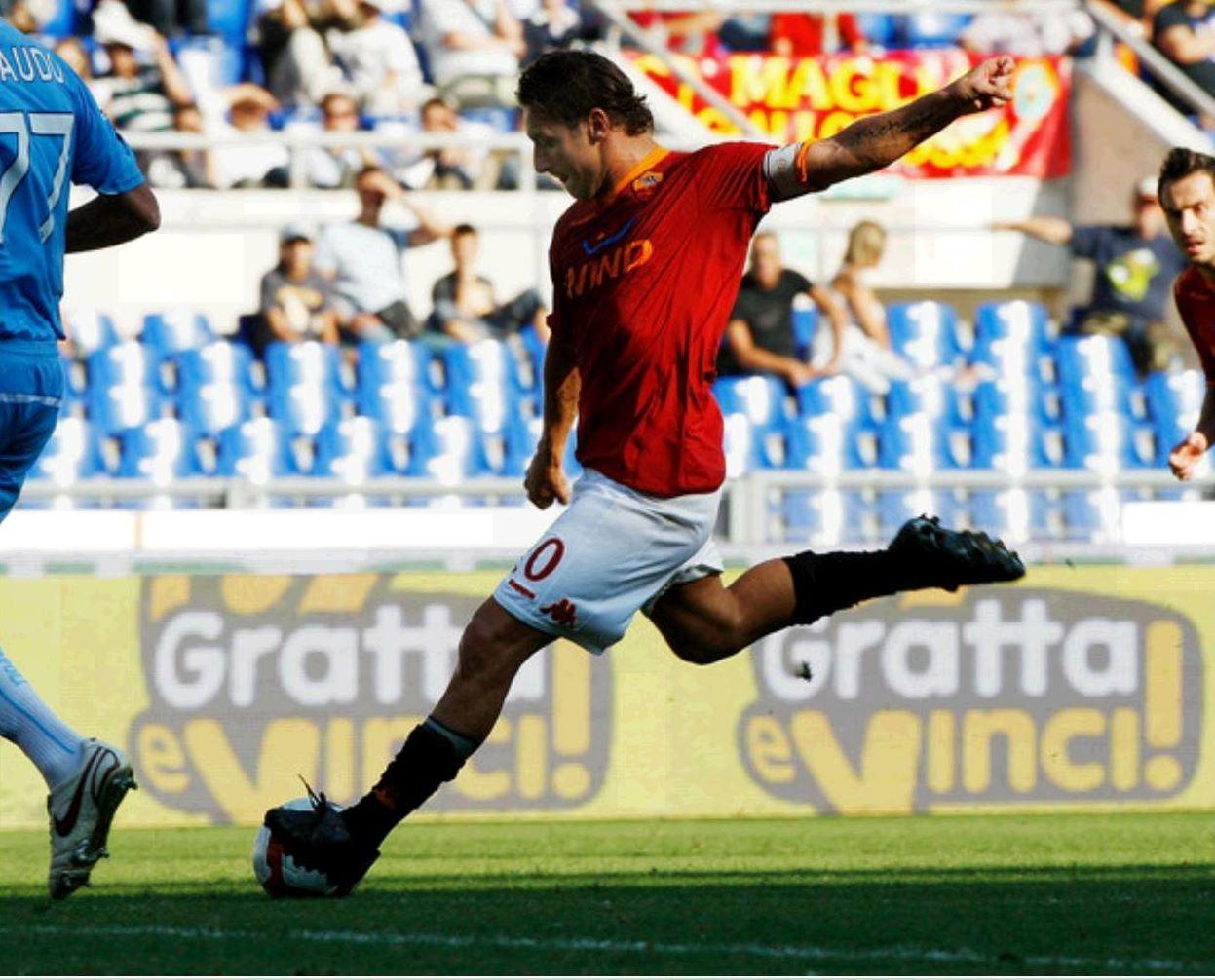 Francesco Totti carica il destro che vale il 2-1 della Roma sul Napoli: nell’occasione si infortuna