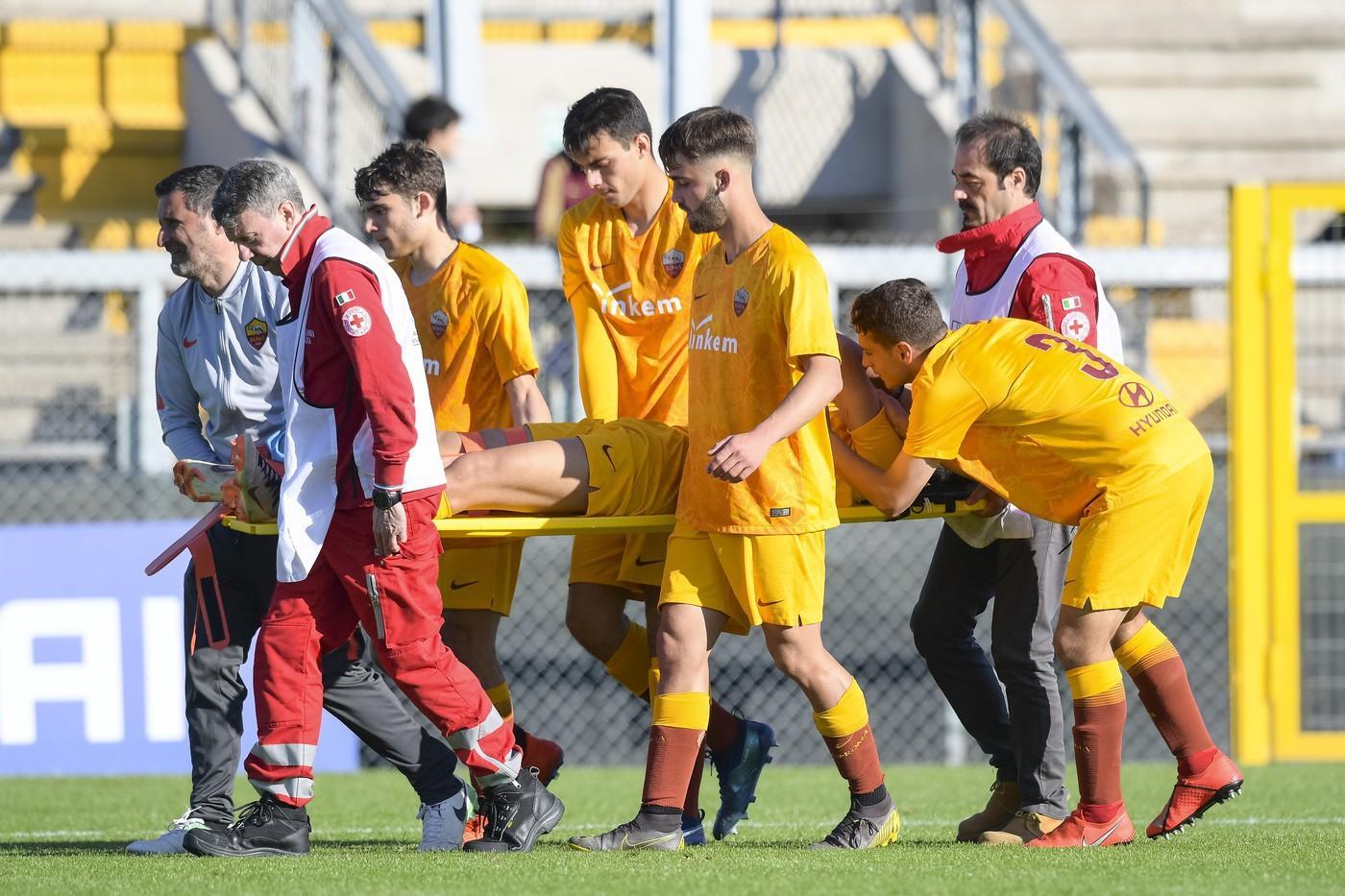 Sdaigui esce dal campo in barella dopo l'infortunio, di LaPresse