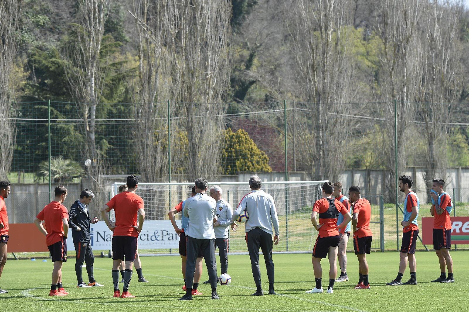 La squadra ascolta in gruppo il tecnico, di LaPresse