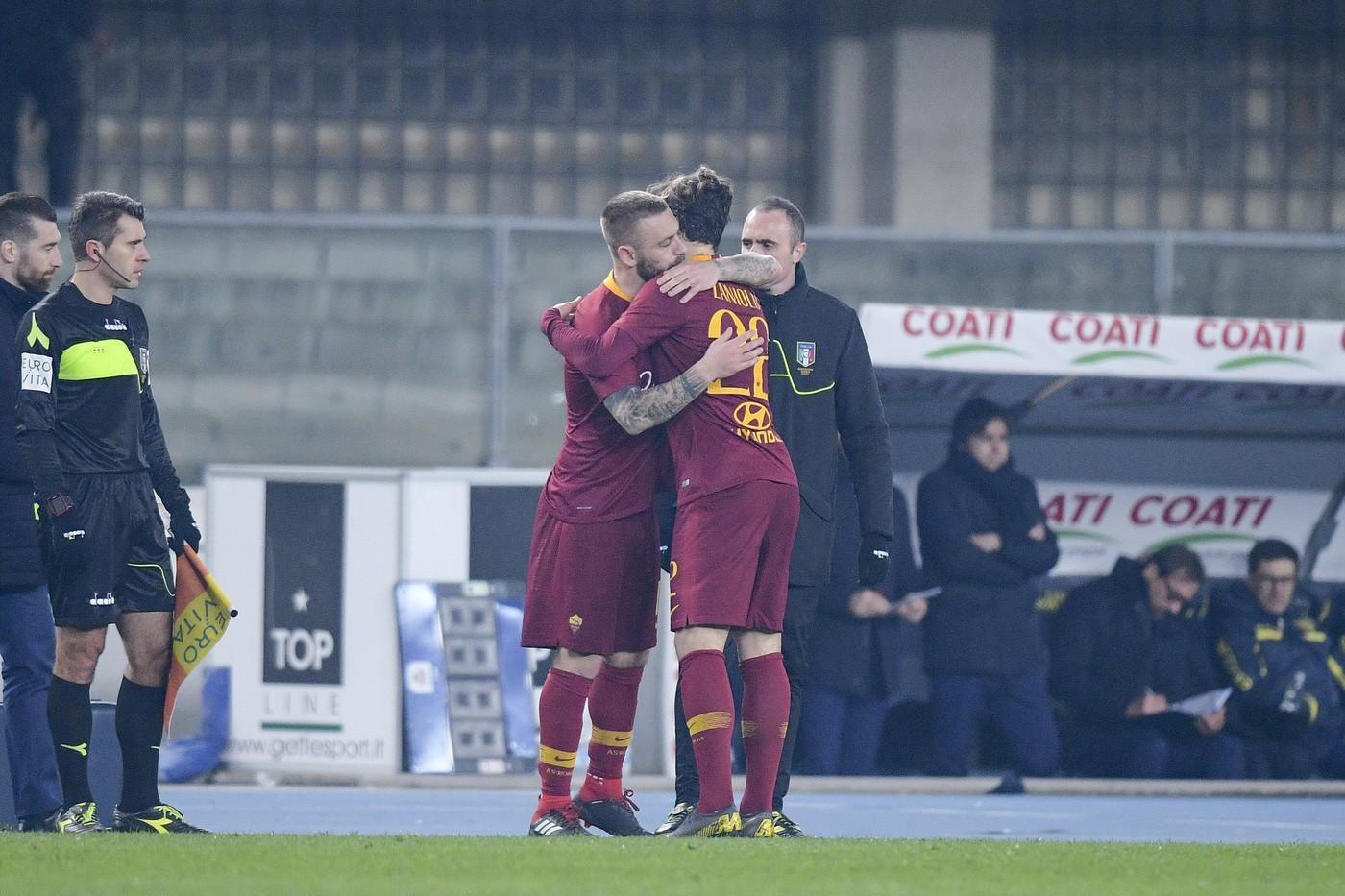 L'abbraccio tra De Rossi e Zaniolo, di LaPresse