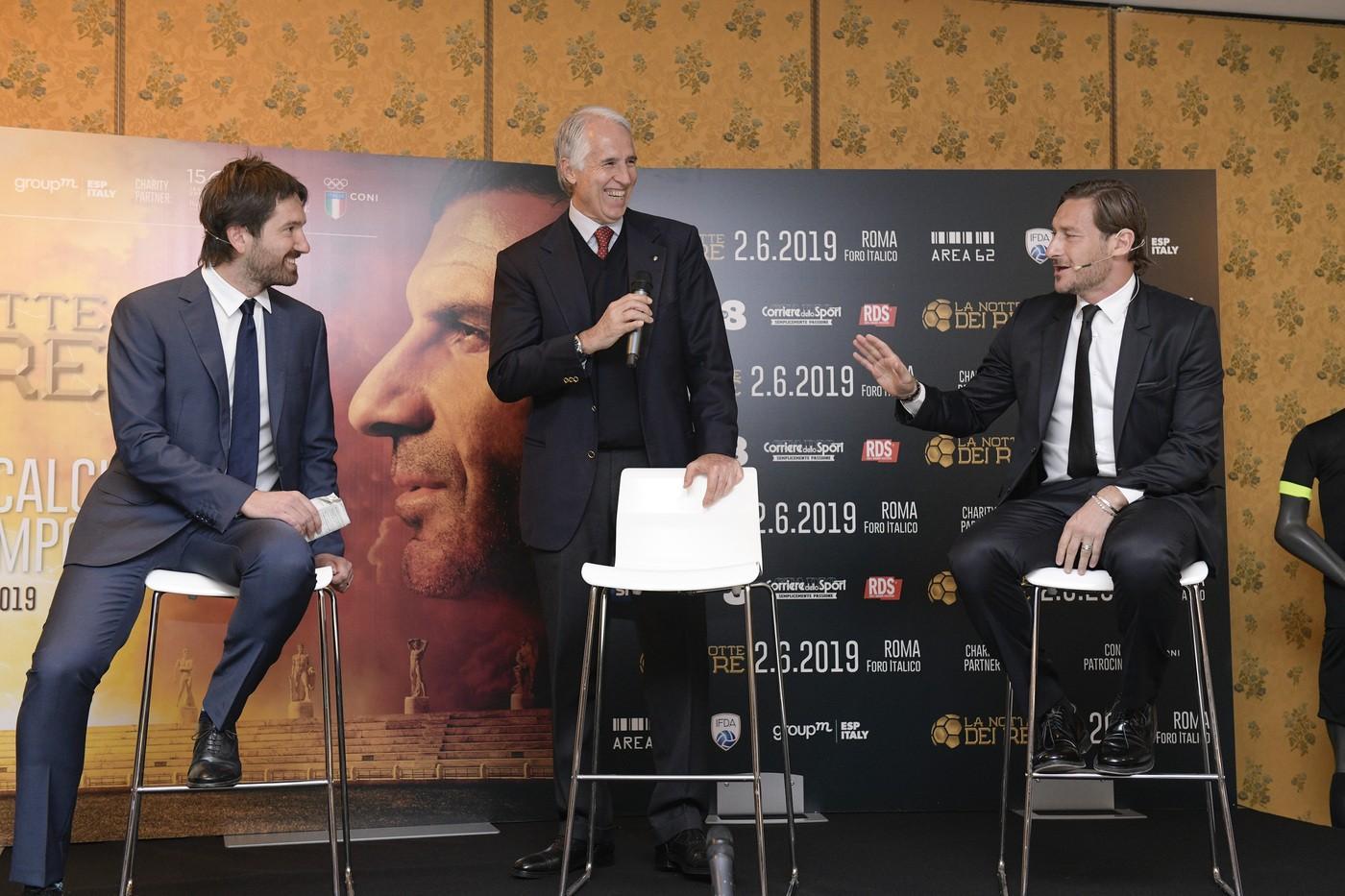 Totti scherza con Malagò durante la presentazione dell\'evento, di LaPresse