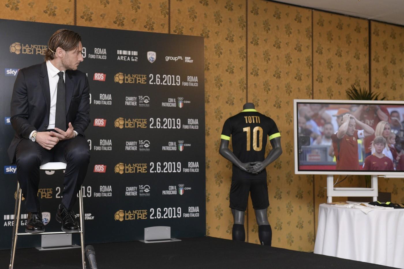 Totti osserva le immagini del suo addio al calcio nel corso della presentazione dell\'evento, di LaPresse