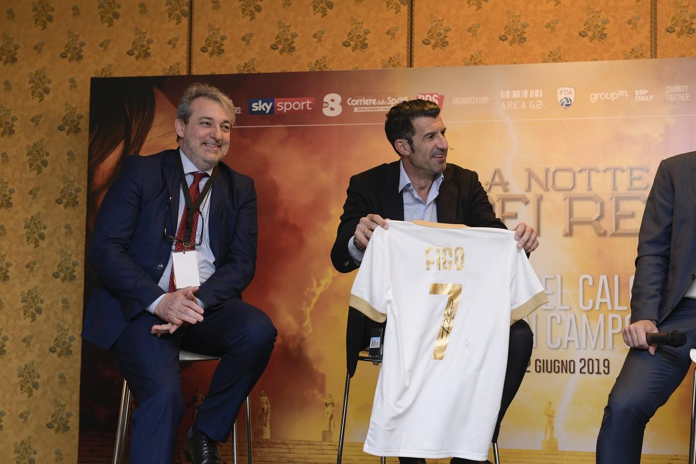 Luis Figo mostra la maglia che indosserà nell\'amichevole, di LaPresse