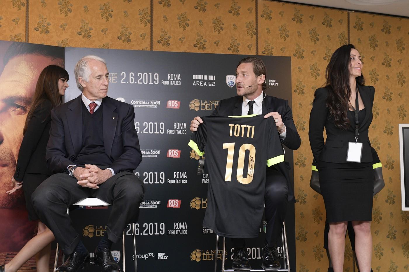 Totti mostra la maglia che indosserà durante la partita di beneficenza, di LaPresse