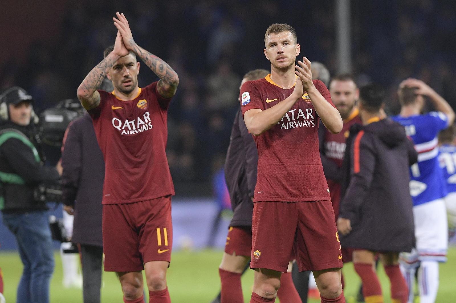 Dzeko applaude i tifosi presenti a Marassi, di LaPresse