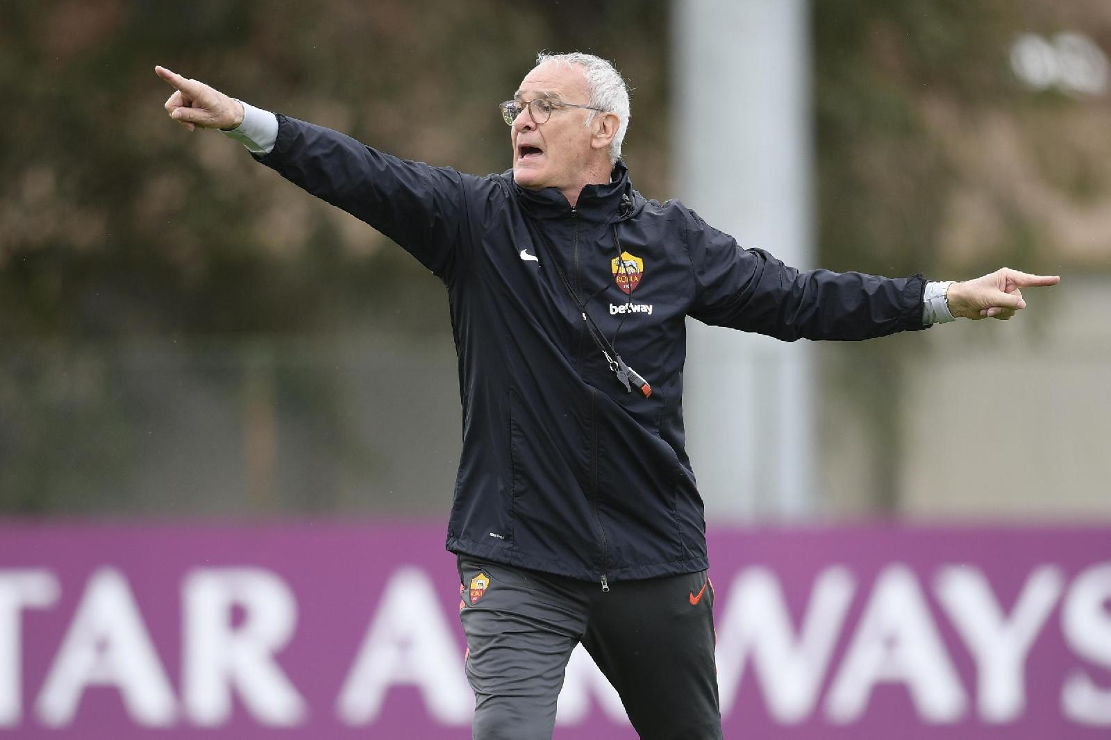 Ranieri detta indicazioni alla squadra, di LaPresse