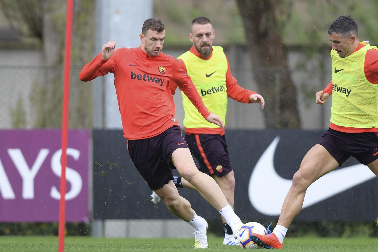 Kolarov a contrasto con Dzeko in allenamento, di LaPresse