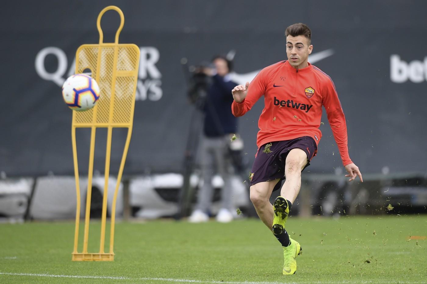 El Shaarawy calcia il pallone, di LaPresse