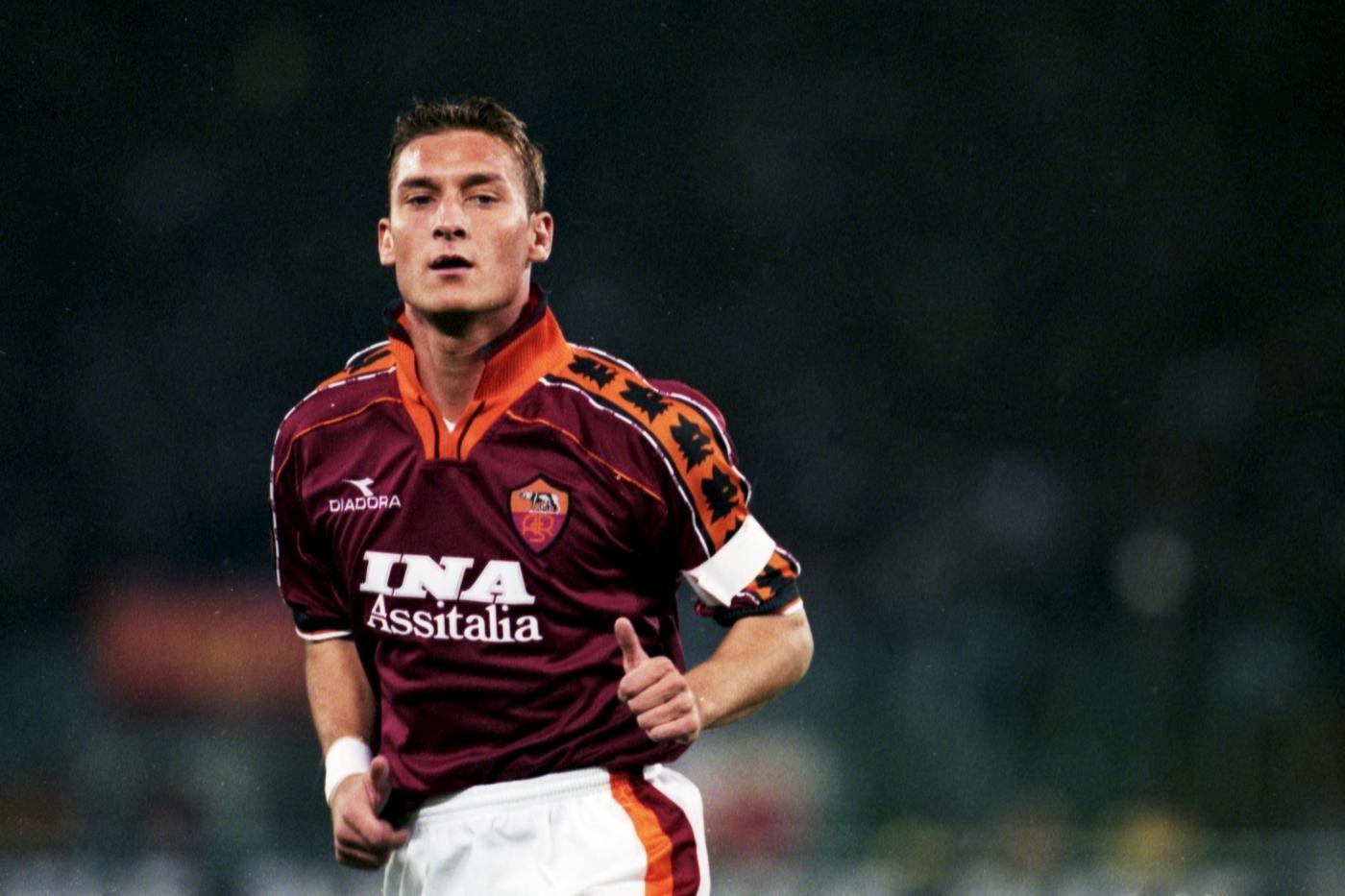 Francesco Totti nel Roma-Udinese del 1998, di LaPresse