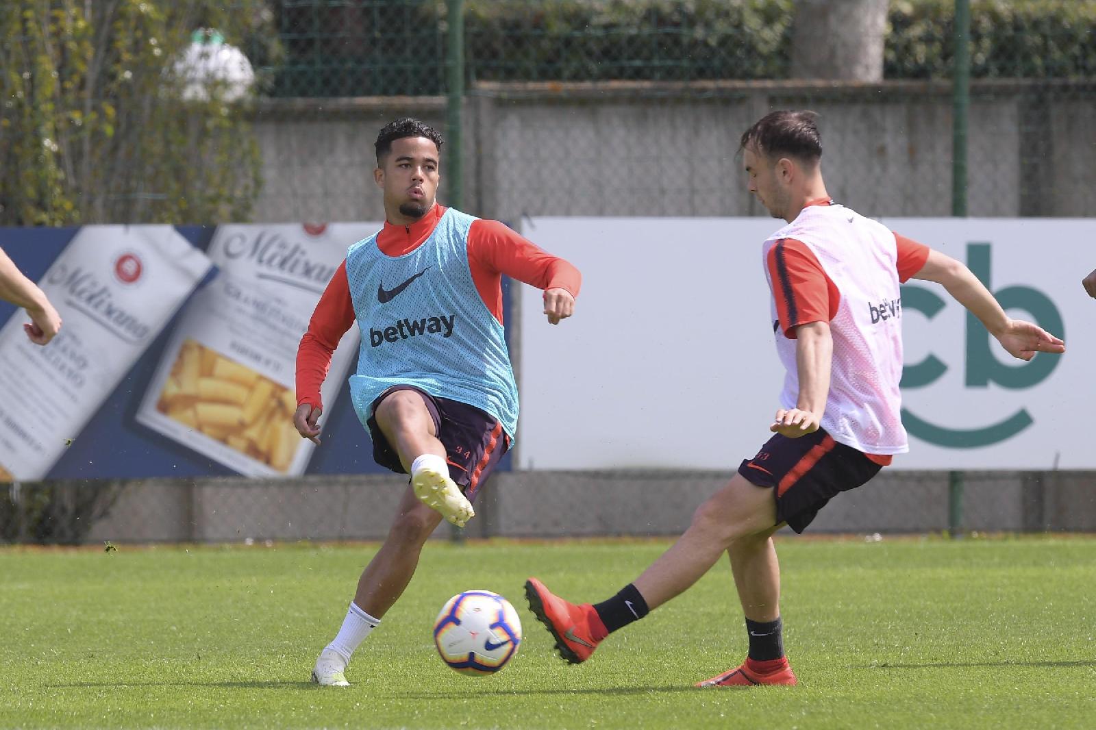 Kluivert e Riccardi si sfidano in partitella, di LaPresse