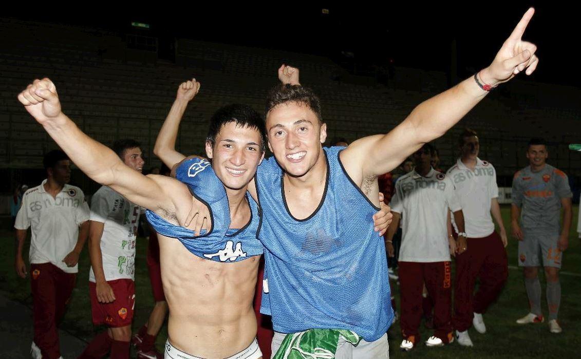 Mirko Pigliacelli e Matteo Politano festeggiano la vittoria dello scudetto con la Primavera di Alberto De Rossi, di Mancini
