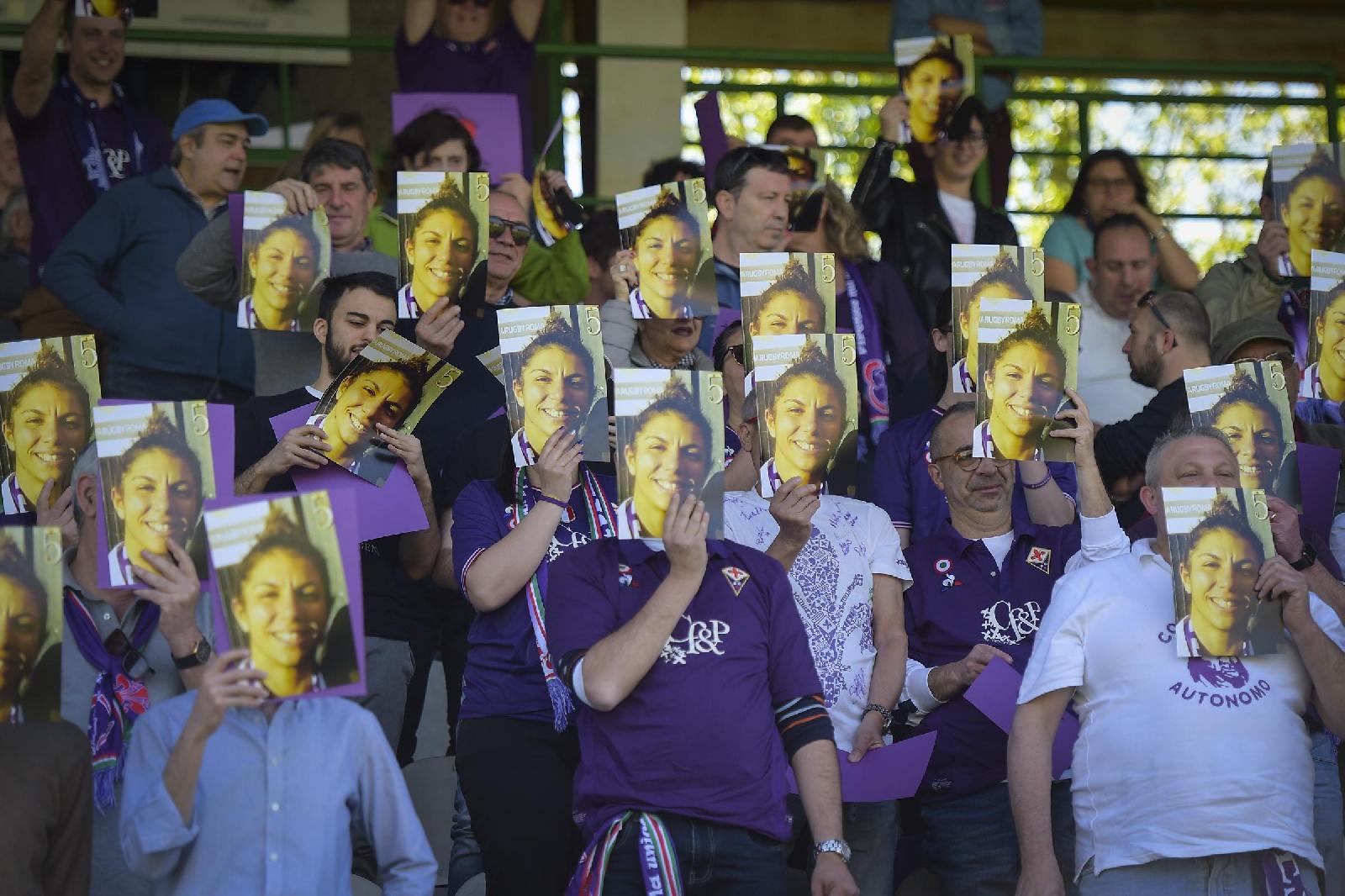 I tifosi della Fiorentina con la maschera del capitano giallorosso, di LaPresse