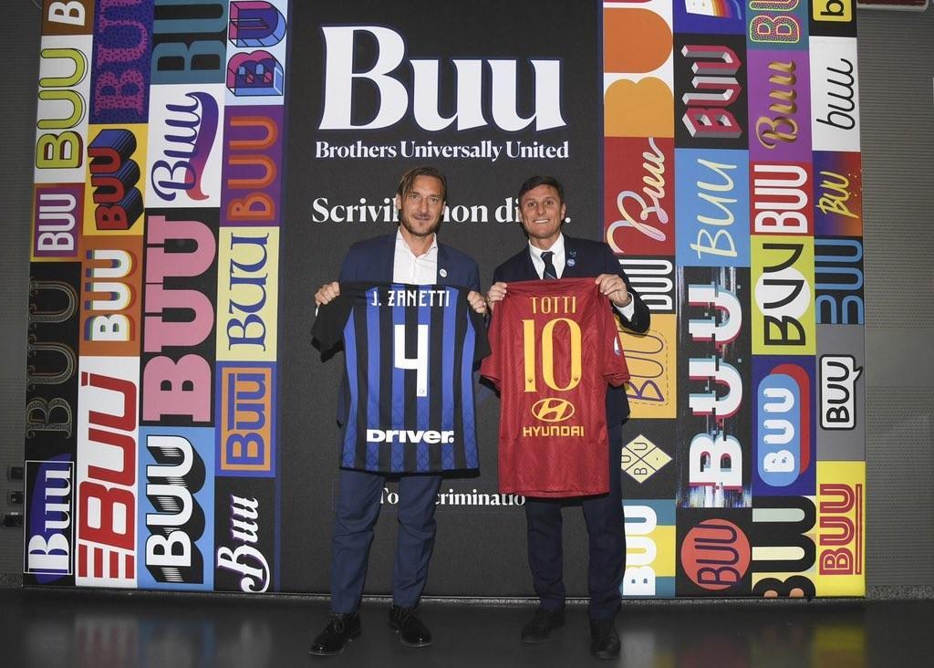 Zanetti e Totti si scambiano la maglia, di LaPresse