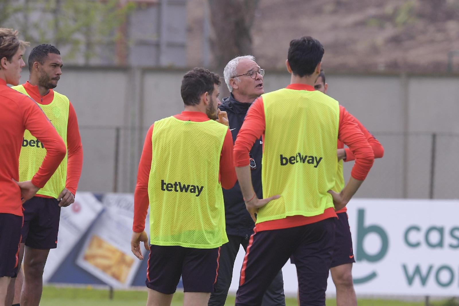 La squadra ascolta le indicazioni di Ranieri, di LaPresse