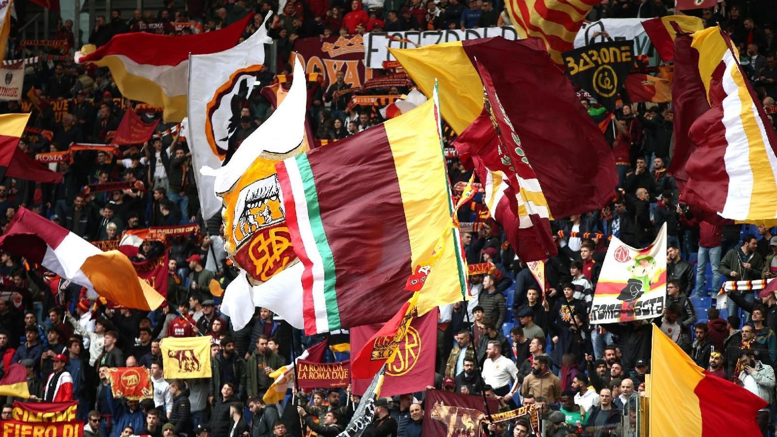 La Curva Sud durante Roma-Udinese, di Mancini