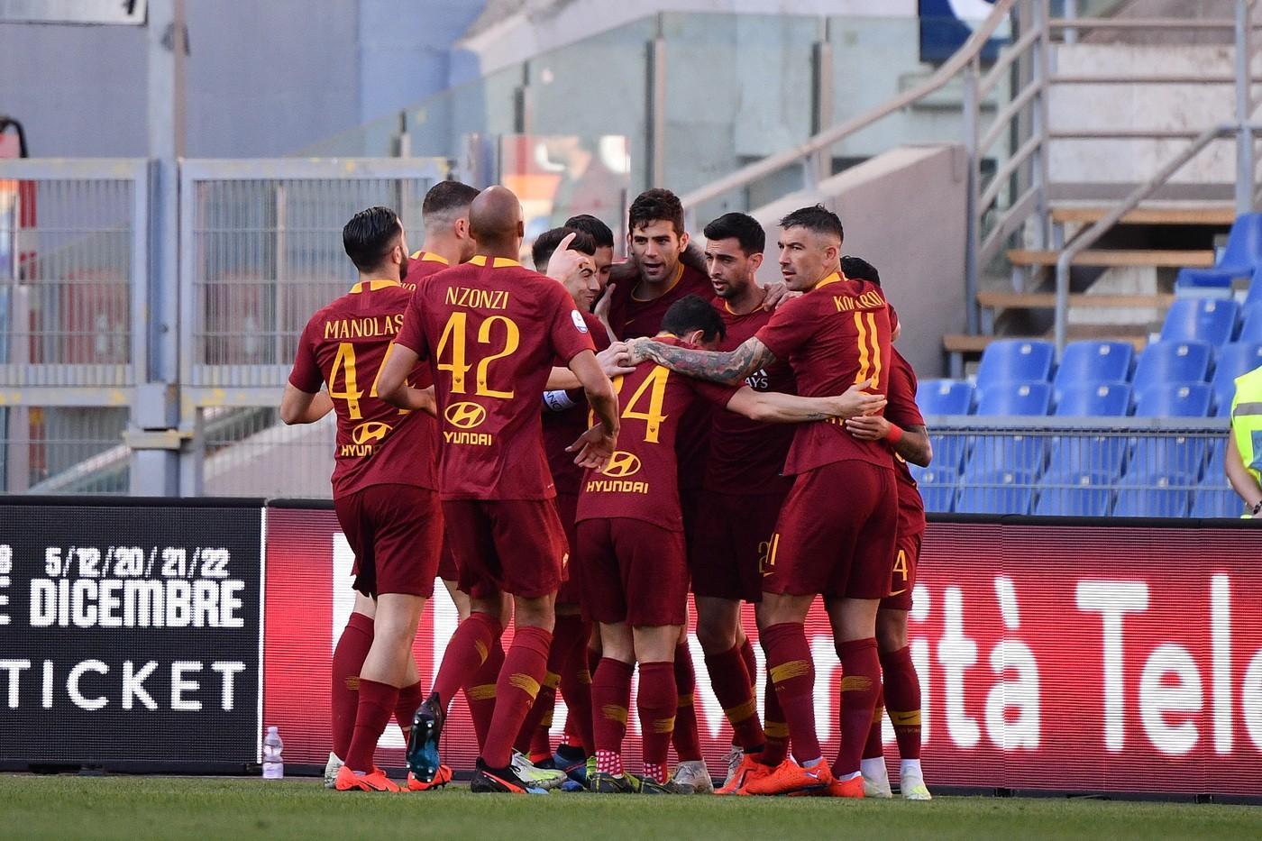 L'esultanza dei giocatori della Roma al gol di Fazio, di LaPresse