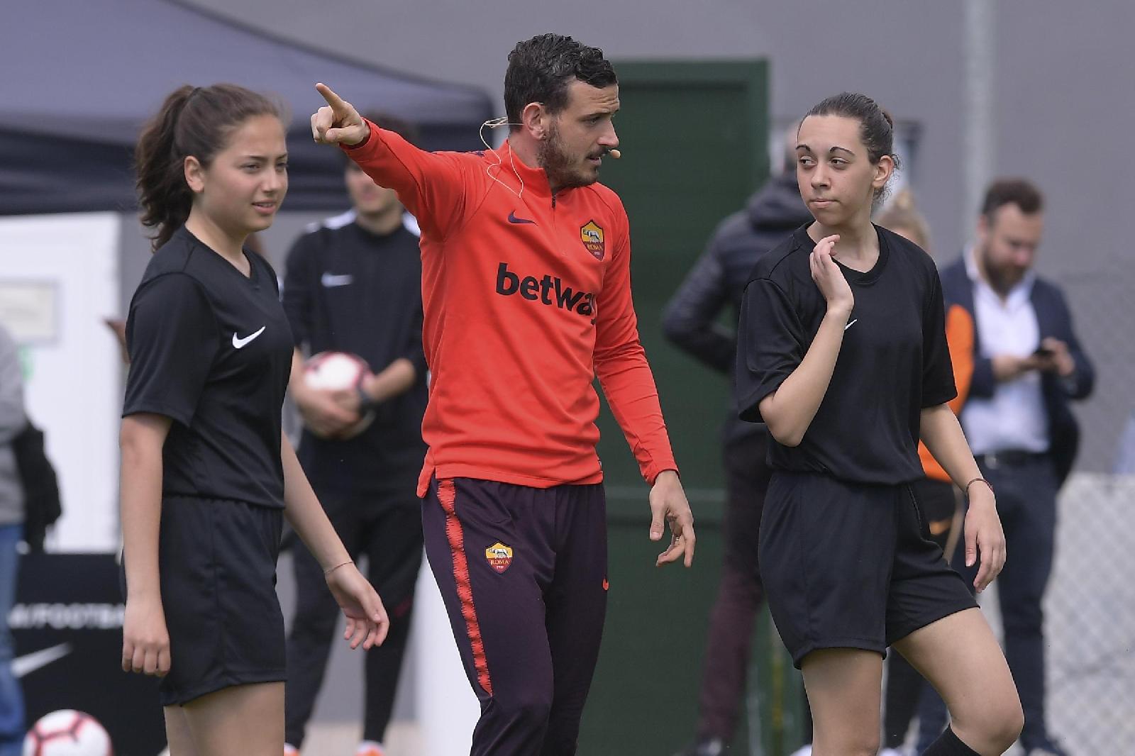 Florenzi consiglia due ragazze, di LaPresse