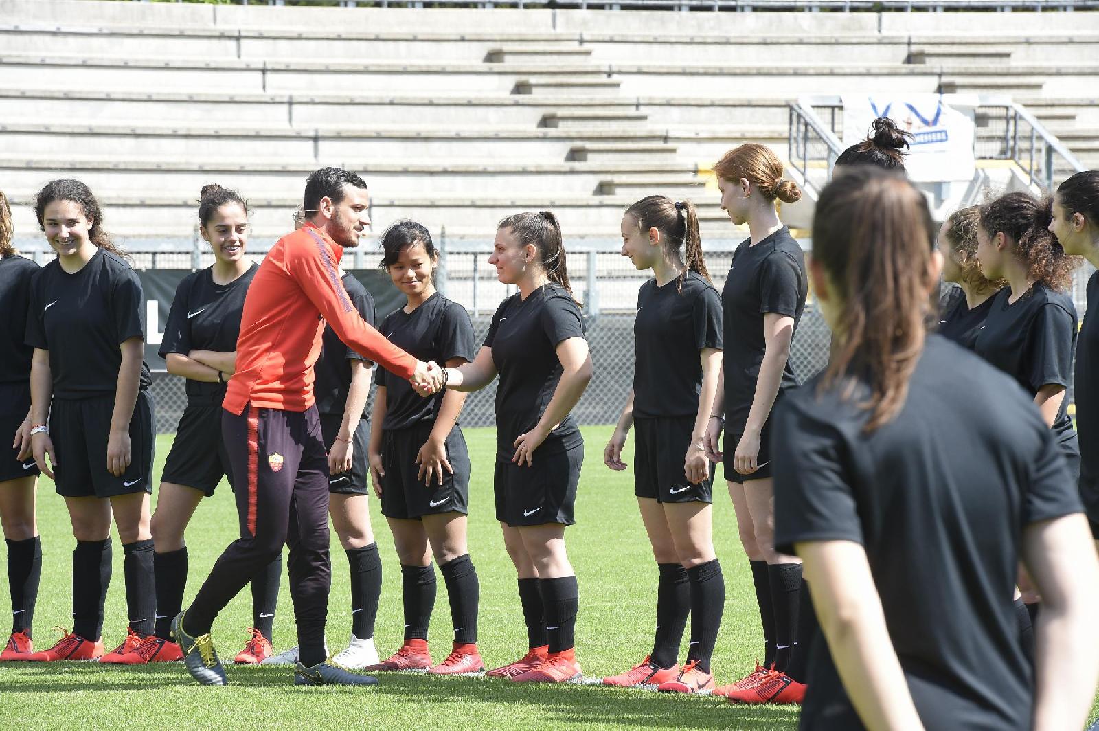 Florenzi saluta le ragazze, di LaPresse