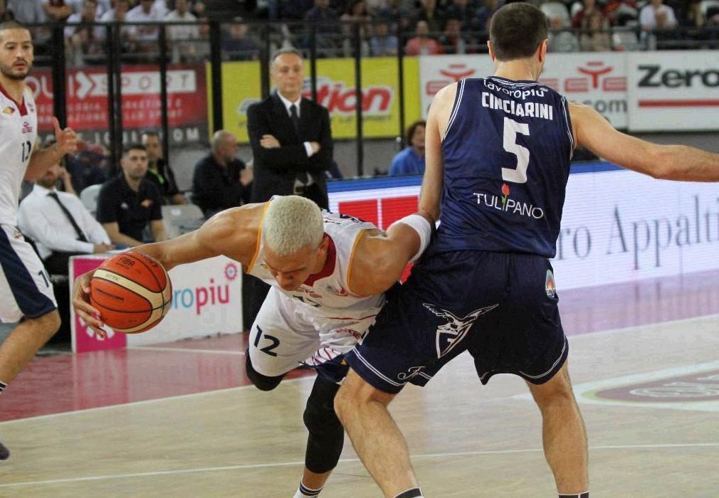 Daniele Sandri contrastato da Cinciarini, nella finale di andata tra Virtus e Fortitudo Bologna